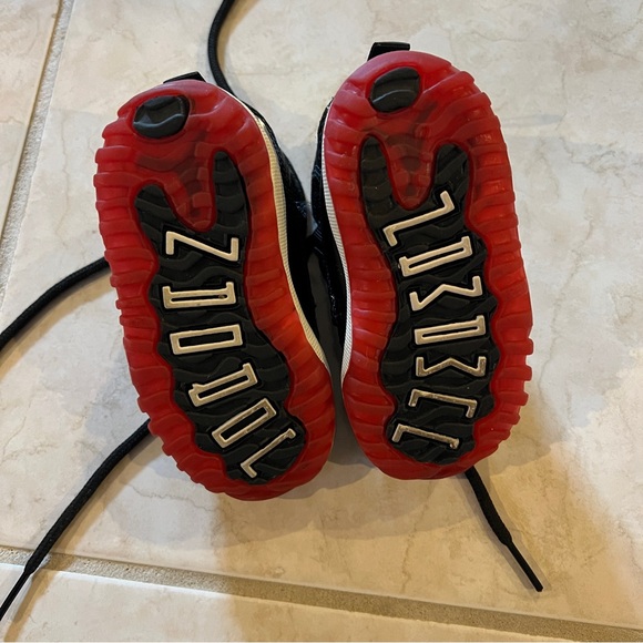 2001 Air Jordan 11 bred - Picture 4 of 6